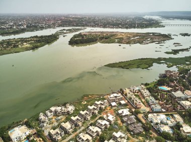 Bamako başkenti ve en büyük şehri ve Mali, 1.8 milyon nüfusa sahip şehridir. 2006 yılında, bu tahmini Afrika'da en hızlı büyüyen şehir olmak ve altıncı en hızlı dünyada oldu. Bu upp bölmek ivinti yakınındaki Nijer nehri üzerinde yer almaktadır
