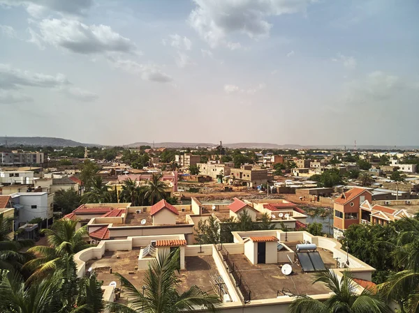 Bamako başkenti ve en büyük şehri ve Mali, 1.8 milyon nüfusa sahip şehridir. 2006 yılında, bu tahmini Afrika'da en hızlı büyüyen şehir olmak ve altıncı en hızlı dünyada oldu. Bu upp bölmek ivinti yakınındaki Nijer nehri üzerinde yer almaktadır