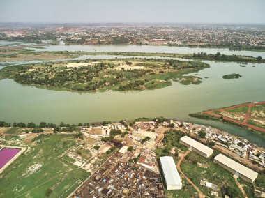 Bamako başkenti ve en büyük şehri ve Mali, 1.8 milyon nüfusa sahip şehridir. 2006 yılında, bu tahmini Afrika'da en hızlı büyüyen şehir olmak ve altıncı en hızlı dünyada oldu. Bu upp bölmek ivinti yakınındaki Nijer nehri üzerinde yer almaktadır