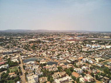 Bamako başkenti ve en büyük şehri ve Mali, 1.8 milyon nüfusa sahip şehridir. 2006 yılında, bu tahmini Afrika'da en hızlı büyüyen şehir olmak ve altıncı en hızlı dünyada oldu. Bu upp bölmek ivinti yakınındaki Nijer nehri üzerinde yer almaktadır