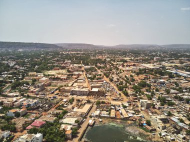Bamako başkenti ve en büyük şehri ve Mali, 1.8 milyon nüfusa sahip şehridir. 2006 yılında, bu tahmini Afrika'da en hızlı büyüyen şehir olmak ve altıncı en hızlı dünyada oldu. Bu upp bölmek ivinti yakınındaki Nijer nehri üzerinde yer almaktadır