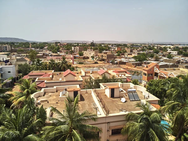 Bamako başkenti ve en büyük şehri ve Mali, 1.8 milyon nüfusa sahip şehridir. 2006 yılında, bu tahmini Afrika'da en hızlı büyüyen şehir olmak ve altıncı en hızlı dünyada oldu. Bu upp bölmek ivinti yakınındaki Nijer nehri üzerinde yer almaktadır