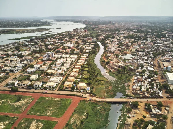巴马科是马里的首都和最大城市 人口180万 据估计 2006年 它是非洲增长最快的城市 也是世界上第六快 它坐落在尼日尔河 附近的急流 Upp — 图库照片