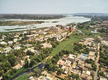 Bamako başkenti ve en büyük şehri ve Mali, 1.8 milyon nüfusa sahip şehridir. 2006 yılında, bu tahmini Afrika'da en hızlı büyüyen şehir olmak ve altıncı en hızlı dünyada oldu. Bu upp bölmek ivinti yakınındaki Nijer nehri üzerinde yer almaktadır