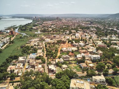 Bamako başkenti ve en büyük şehri ve Mali, 1.8 milyon nüfusa sahip şehridir. 2006 yılında, bu tahmini Afrika'da en hızlı büyüyen şehir olmak ve altıncı en hızlı dünyada oldu. Bu upp bölmek ivinti yakınındaki Nijer nehri üzerinde yer almaktadır