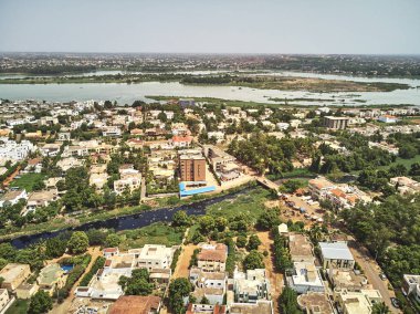 Bamako başkenti ve en büyük şehri ve Mali, 1.8 milyon nüfusa sahip şehridir. 2006 yılında, bu tahmini Afrika'da en hızlı büyüyen şehir olmak ve altıncı en hızlı dünyada oldu. Bu upp bölmek ivinti yakınındaki Nijer nehri üzerinde yer almaktadır