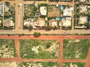 Bamako başkenti ve en büyük şehri ve Mali, 1.8 milyon nüfusa sahip şehridir. 2006 yılında, bu tahmini Afrika'da en hızlı büyüyen şehir olmak ve altıncı en hızlı dünyada oldu. Bu upp bölmek ivinti yakınındaki Nijer nehri üzerinde yer almaktadır