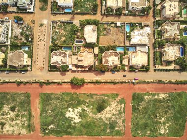 Bamako başkenti ve en büyük şehri ve Mali, 1.8 milyon nüfusa sahip şehridir. 2006 yılında, bu tahmini Afrika'da en hızlı büyüyen şehir olmak ve altıncı en hızlı dünyada oldu. Bu upp bölmek ivinti yakınındaki Nijer nehri üzerinde yer almaktadır