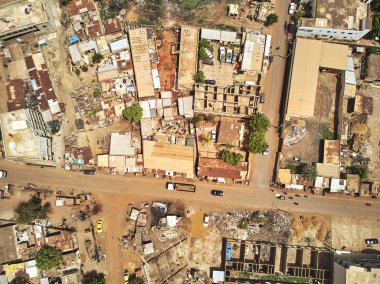 Bamako başkenti ve en büyük şehri ve Mali, 1.8 milyon nüfusa sahip şehridir. 2006 yılında, bu tahmini Afrika'da en hızlı büyüyen şehir olmak ve altıncı en hızlı dünyada oldu. Bu upp bölmek ivinti yakınındaki Nijer nehri üzerinde yer almaktadır
