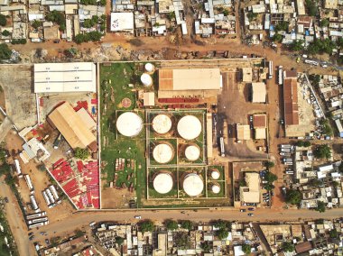 Bamako başkenti ve en büyük şehri ve Mali, 1.8 milyon nüfusa sahip şehridir. 2006 yılında, bu tahmini Afrika'da en hızlı büyüyen şehir olmak ve altıncı en hızlı dünyada oldu. Bu upp bölmek ivinti yakınındaki Nijer nehri üzerinde yer almaktadır