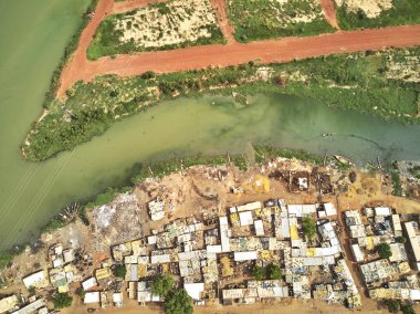 Bamako başkenti ve en büyük şehri ve Mali, 1.8 milyon nüfusa sahip şehridir. 2006 yılında, bu tahmini Afrika'da en hızlı büyüyen şehir olmak ve altıncı en hızlı dünyada oldu. Bu upp bölmek ivinti yakınındaki Nijer nehri üzerinde yer almaktadır