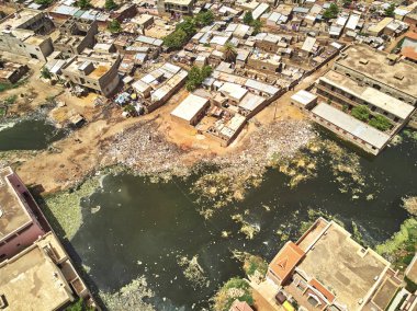 Bamako başkenti ve en büyük şehri ve Mali, 1.8 milyon nüfusa sahip şehridir. 2006 yılında, bu tahmini Afrika'da en hızlı büyüyen şehir olmak ve altıncı en hızlı dünyada oldu. Bu upp bölmek ivinti yakınındaki Nijer nehri üzerinde yer almaktadır
