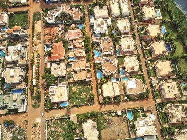 Bamako başkenti ve en büyük şehri ve Mali, 1.8 milyon nüfusa sahip şehridir. 2006 yılında, bu tahmini Afrika'da en hızlı büyüyen şehir olmak ve altıncı en hızlı dünyada oldu. Bu upp bölmek ivinti yakınındaki Nijer nehri üzerinde yer almaktadır