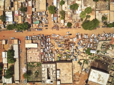 Bamako başkenti ve en büyük şehri ve Mali, 1.8 milyon nüfusa sahip şehridir. 2006 yılında, bu tahmini Afrika'da en hızlı büyüyen şehir olmak ve altıncı en hızlı dünyada oldu. Bu upp bölmek ivinti yakınındaki Nijer nehri üzerinde yer almaktadır