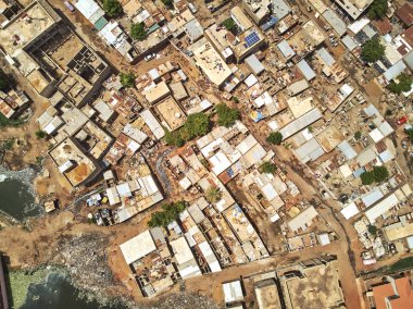 Bamako başkenti ve en büyük şehri ve Mali, 1.8 milyon nüfusa sahip şehridir. 2006 yılında, bu tahmini Afrika'da en hızlı büyüyen şehir olmak ve altıncı en hızlı dünyada oldu. Bu upp bölmek ivinti yakınındaki Nijer nehri üzerinde yer almaktadır