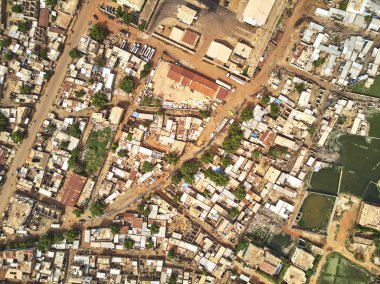 Bamako başkenti ve en büyük şehri ve Mali, 1.8 milyon nüfusa sahip şehridir. 2006 yılında, bu tahmini Afrika'da en hızlı büyüyen şehir olmak ve altıncı en hızlı dünyada oldu. Bu upp bölmek ivinti yakınındaki Nijer nehri üzerinde yer almaktadır