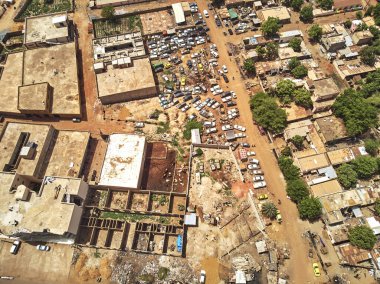 Bamako başkenti ve en büyük şehri ve Mali, 1.8 milyon nüfusa sahip şehridir. 2006 yılında, bu tahmini Afrika'da en hızlı büyüyen şehir olmak ve altıncı en hızlı dünyada oldu. Bu upp bölmek ivinti yakınındaki Nijer nehri üzerinde yer almaktadır