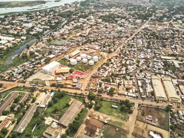 Bamako başkenti ve en büyük şehri ve Mali, 1.8 milyon nüfusa sahip şehridir. 2006 yılında, bu tahmini Afrika'da en hızlı büyüyen şehir olmak ve altıncı en hızlı dünyada oldu. Bu upp bölmek ivinti yakınındaki Nijer nehri üzerinde yer almaktadır