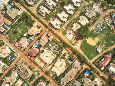 Bamako başkenti ve en büyük şehri ve Mali, 1.8 milyon nüfusa sahip şehridir. 2006 yılında, bu tahmini Afrika'da en hızlı büyüyen şehir olmak ve altıncı en hızlı dünyada oldu. Bu upp bölmek ivinti yakınındaki Nijer nehri üzerinde yer almaktadır