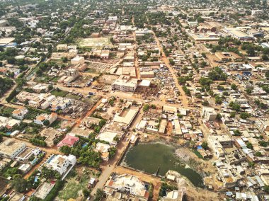 Bamako başkenti ve en büyük şehri ve Mali, 1.8 milyon nüfusa sahip şehridir. 2006 yılında, bu tahmini Afrika'da en hızlı büyüyen şehir olmak ve altıncı en hızlı dünyada oldu. Bu upp bölmek ivinti yakınındaki Nijer nehri üzerinde yer almaktadır