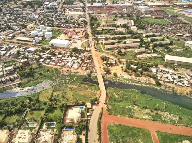 Bamako başkenti ve en büyük şehri ve Mali, 1.8 milyon nüfusa sahip şehridir. 2006 yılında, bu tahmini Afrika'da en hızlı büyüyen şehir olmak ve altıncı en hızlı dünyada oldu. Bu upp bölmek ivinti yakınındaki Nijer nehri üzerinde yer almaktadır