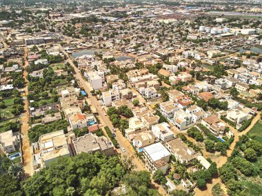 Bamako başkenti ve en büyük şehri ve Mali, 1.8 milyon nüfusa sahip şehridir. 2006 yılında, bu tahmini Afrika'da en hızlı büyüyen şehir olmak ve altıncı en hızlı dünyada oldu. Bu upp bölmek ivinti yakınındaki Nijer nehri üzerinde yer almaktadır