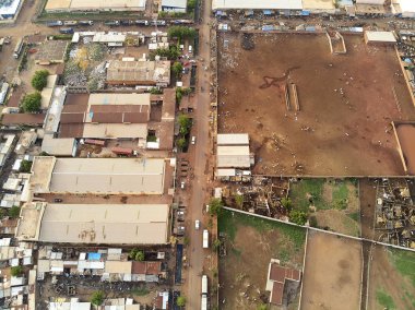 Bamako başkenti ve en büyük şehri ve Mali, 1.8 milyon nüfusa sahip şehridir. 2006 yılında, bu tahmini Afrika'da en hızlı büyüyen şehir olmak ve altıncı en hızlı dünyada oldu. Bu upp bölmek ivinti yakınındaki Nijer nehri üzerinde yer almaktadır