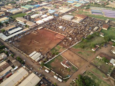 Bamako başkenti ve en büyük şehri ve Mali, 1.8 milyon nüfusa sahip şehridir. 2006 yılında, bu tahmini Afrika'da en hızlı büyüyen şehir olmak ve altıncı en hızlı dünyada oldu. Bu upp bölmek ivinti yakınındaki Nijer nehri üzerinde yer almaktadır