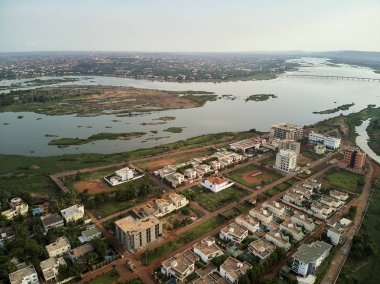 Bamako başkenti ve en büyük şehri ve Mali, 1.8 milyon nüfusa sahip şehridir. 2006 yılında, bu tahmini Afrika'da en hızlı büyüyen şehir olmak ve altıncı en hızlı dünyada oldu. Bu upp bölmek ivinti yakınındaki Nijer nehri üzerinde yer almaktadır