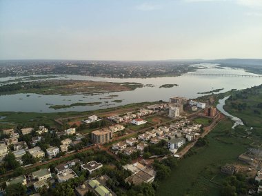 Bamako başkenti ve en büyük şehri ve Mali, 1.8 milyon nüfusa sahip şehridir. 2006 yılında, bu tahmini Afrika'da en hızlı büyüyen şehir olmak ve altıncı en hızlı dünyada oldu. Bu upp bölmek ivinti yakınındaki Nijer nehri üzerinde yer almaktadır