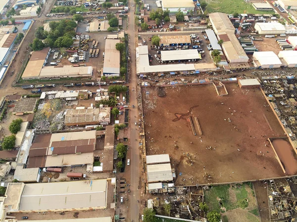 Bamako başkenti ve en büyük şehri ve Mali, 1.8 milyon nüfusa sahip şehridir. 2006 yılında, bu tahmini Afrika'da en hızlı büyüyen şehir olmak ve altıncı en hızlı dünyada oldu. Bu upp bölmek ivinti yakınındaki Nijer nehri üzerinde yer almaktadır