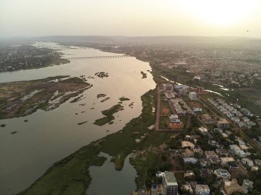 Bamako başkenti ve en büyük şehri ve Mali, 1.8 milyon nüfusa sahip şehridir. 2006 yılında, bu tahmini Afrika'da en hızlı büyüyen şehir olmak ve altıncı en hızlı dünyada oldu. Bu upp bölmek ivinti yakınındaki Nijer nehri üzerinde yer almaktadır