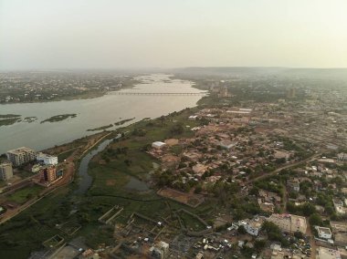 Bamako başkenti ve en büyük şehri ve Mali, 1.8 milyon nüfusa sahip şehridir. 2006 yılında, bu tahmini Afrika'da en hızlı büyüyen şehir olmak ve altıncı en hızlı dünyada oldu. Bu upp bölmek ivinti yakınındaki Nijer nehri üzerinde yer almaktadır