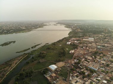 Bamako başkenti ve en büyük şehri ve Mali, 1.8 milyon nüfusa sahip şehridir. 2006 yılında, bu tahmini Afrika'da en hızlı büyüyen şehir olmak ve altıncı en hızlı dünyada oldu. Bu upp bölmek ivinti yakınındaki Nijer nehri üzerinde yer almaktadır