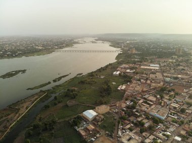 Bamako başkenti ve en büyük şehri ve Mali, 1.8 milyon nüfusa sahip şehridir. 2006 yılında, bu tahmini Afrika'da en hızlı büyüyen şehir olmak ve altıncı en hızlı dünyada oldu. Bu upp bölmek ivinti yakınındaki Nijer nehri üzerinde yer almaktadır