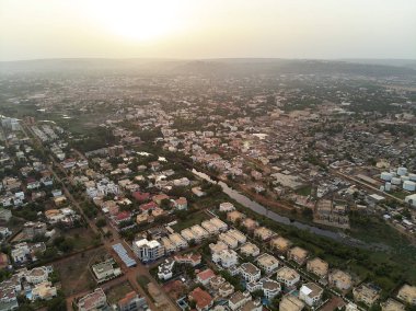 Bamako başkenti ve en büyük şehri ve Mali, 1.8 milyon nüfusa sahip şehridir. 2006 yılında, bu tahmini Afrika'da en hızlı büyüyen şehir olmak ve altıncı en hızlı dünyada oldu. Bu upp bölmek ivinti yakınındaki Nijer nehri üzerinde yer almaktadır