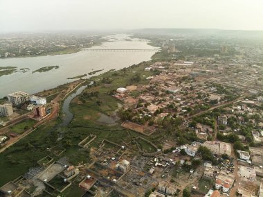 Bamako başkenti ve en büyük şehri ve Mali, 1.8 milyon nüfusa sahip şehridir. 2006 yılında, bu tahmini Afrika'da en hızlı büyüyen şehir olmak ve altıncı en hızlı dünyada oldu. Bu upp bölmek ivinti yakınındaki Nijer nehri üzerinde yer almaktadır