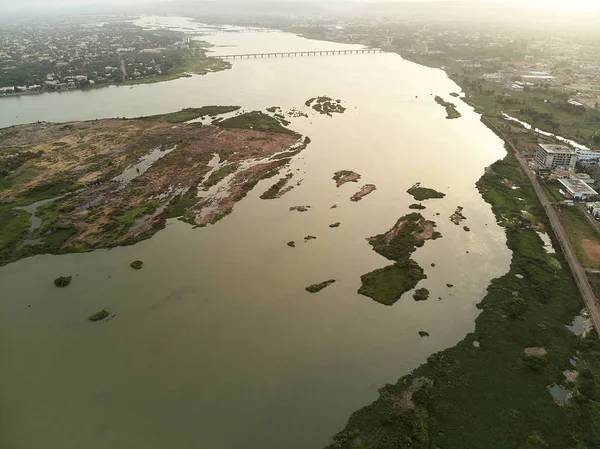 Bamako başkenti ve en büyük şehri ve Mali, 1.8 milyon nüfusa sahip şehridir. 2006 yılında, bu tahmini Afrika'da en hızlı büyüyen şehir olmak ve altıncı en hızlı dünyada oldu. Bu upp bölmek ivinti yakınındaki Nijer nehri üzerinde yer almaktadır