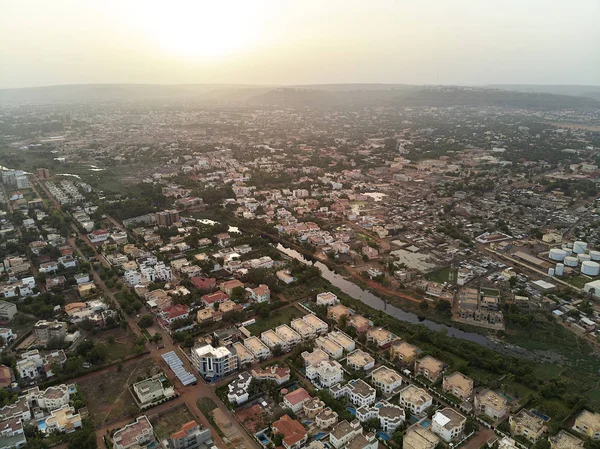 Bamako başkenti ve en büyük şehri ve Mali, 1.8 milyon nüfusa sahip şehridir. 2006 yılında, bu tahmini Afrika'da en hızlı büyüyen şehir olmak ve altıncı en hızlı dünyada oldu. Bu upp bölmek ivinti yakınındaki Nijer nehri üzerinde yer almaktadır