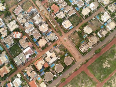 Bamako başkenti ve en büyük şehri ve Mali, 1.8 milyon nüfusa sahip şehridir. 2006 yılında, bu tahmini Afrika'da en hızlı büyüyen şehir olmak ve altıncı en hızlı dünyada oldu. Bu upp bölmek ivinti yakınındaki Nijer nehri üzerinde yer almaktadır