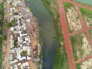 Bamako başkenti ve en büyük şehri ve Mali, 1.8 milyon nüfusa sahip şehridir. 2006 yılında, bu tahmini Afrika'da en hızlı büyüyen şehir olmak ve altıncı en hızlı dünyada oldu. Bu upp bölmek ivinti yakınındaki Nijer nehri üzerinde yer almaktadır