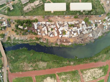 Bamako başkenti ve en büyük şehri ve Mali, 1.8 milyon nüfusa sahip şehridir. 2006 yılında, bu tahmini Afrika'da en hızlı büyüyen şehir olmak ve altıncı en hızlı dünyada oldu. Bu upp bölmek ivinti yakınındaki Nijer nehri üzerinde yer almaktadır