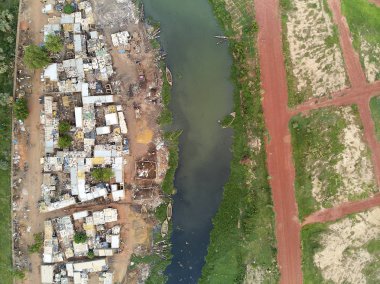 Bamako başkenti ve en büyük şehri ve Mali, 1.8 milyon nüfusa sahip şehridir. 2006 yılında, bu tahmini Afrika'da en hızlı büyüyen şehir olmak ve altıncı en hızlı dünyada oldu. Bu upp bölmek ivinti yakınındaki Nijer nehri üzerinde yer almaktadır