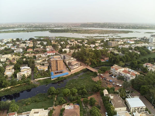 Bamako başkenti ve en büyük şehri ve Mali, 1.8 milyon nüfusa sahip şehridir. 2006 yılında, bu tahmini Afrika'da en hızlı büyüyen şehir olmak ve altıncı en hızlı dünyada oldu. Bu upp bölmek ivinti yakınındaki Nijer nehri üzerinde yer almaktadır