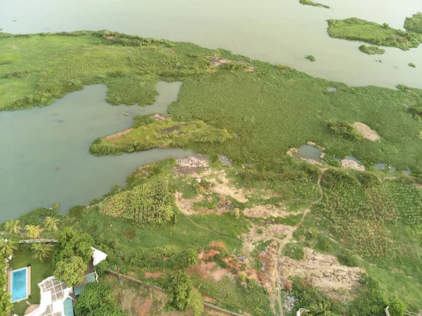 Bamako başkenti ve en büyük şehri ve Mali, 1.8 milyon nüfusa sahip şehridir. 2006 yılında, bu tahmini Afrika'da en hızlı büyüyen şehir olmak ve altıncı en hızlı dünyada oldu. Bu upp bölmek ivinti yakınındaki Nijer nehri üzerinde yer almaktadır