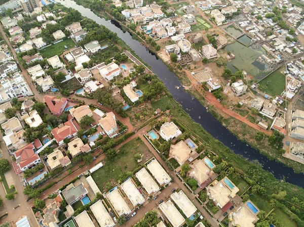 Bamako başkenti ve en büyük şehri ve Mali, 1.8 milyon nüfusa sahip şehridir. 2006 yılında, bu tahmini Afrika'da en hızlı büyüyen şehir olmak ve altıncı en hızlı dünyada oldu. Bu upp bölmek ivinti yakınındaki Nijer nehri üzerinde yer almaktadır
