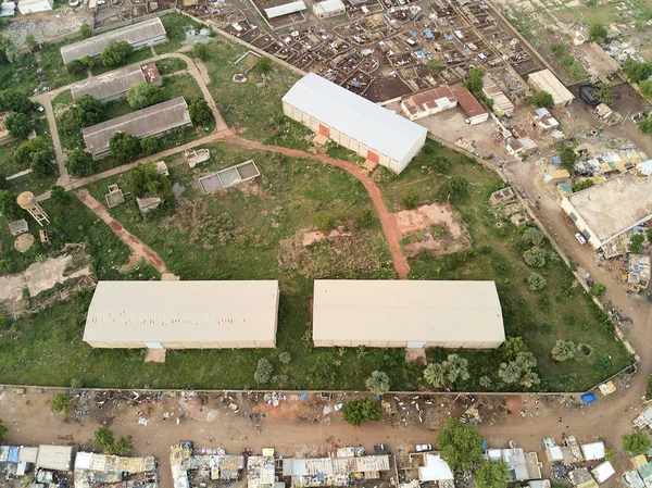 Bamako başkenti ve en büyük şehri ve Mali, 1.8 milyon nüfusa sahip şehridir. 2006 yılında, bu tahmini Afrika'da en hızlı büyüyen şehir olmak ve altıncı en hızlı dünyada oldu. Bu upp bölmek ivinti yakınındaki Nijer nehri üzerinde yer almaktadır