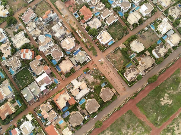 Bamako başkenti ve en büyük şehri ve Mali, 1.8 milyon nüfusa sahip şehridir. 2006 yılında, bu tahmini Afrika'da en hızlı büyüyen şehir olmak ve altıncı en hızlı dünyada oldu. Bu upp bölmek ivinti yakınındaki Nijer nehri üzerinde yer almaktadır