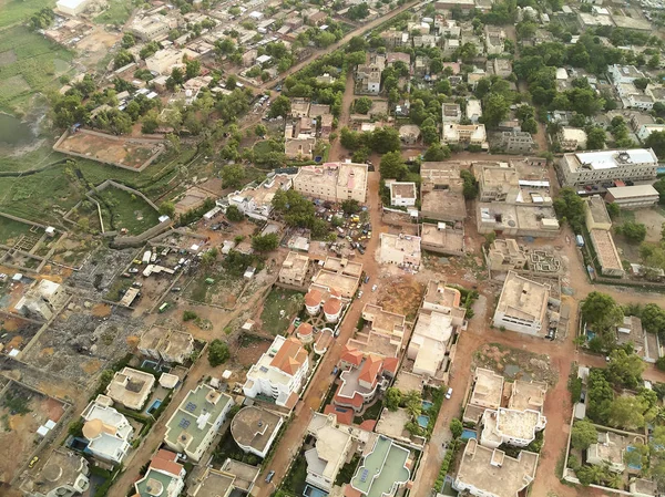 Bamako başkenti ve en büyük şehri ve Mali, 1.8 milyon nüfusa sahip şehridir. 2006 yılında, bu tahmini Afrika'da en hızlı büyüyen şehir olmak ve altıncı en hızlı dünyada oldu. Bu upp bölmek ivinti yakınındaki Nijer nehri üzerinde yer almaktadır