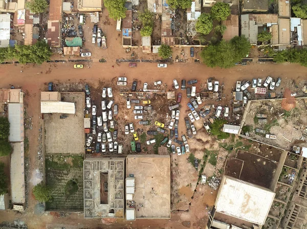 Bamako başkenti ve en büyük şehri ve Mali, 1.8 milyon nüfusa sahip şehridir. 2006 yılında, bu tahmini Afrika'da en hızlı büyüyen şehir olmak ve altıncı en hızlı dünyada oldu. Bu upp bölmek ivinti yakınındaki Nijer nehri üzerinde yer almaktadır